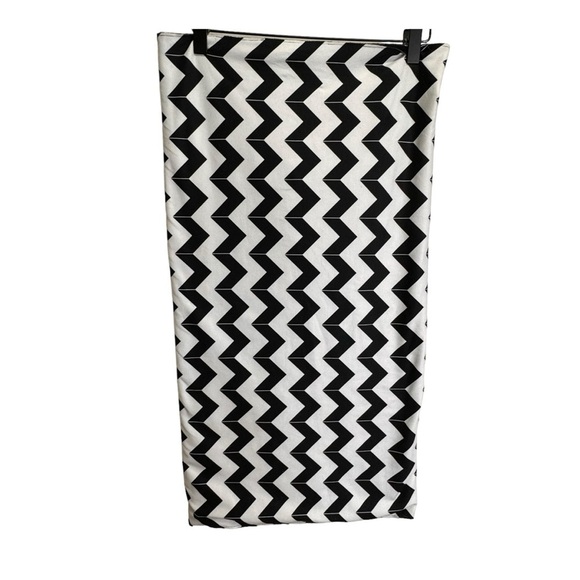 Lululemon Vinyasa Scarf *Luon Light Arrow Chevron White Black / Black - Picture 3 of 11